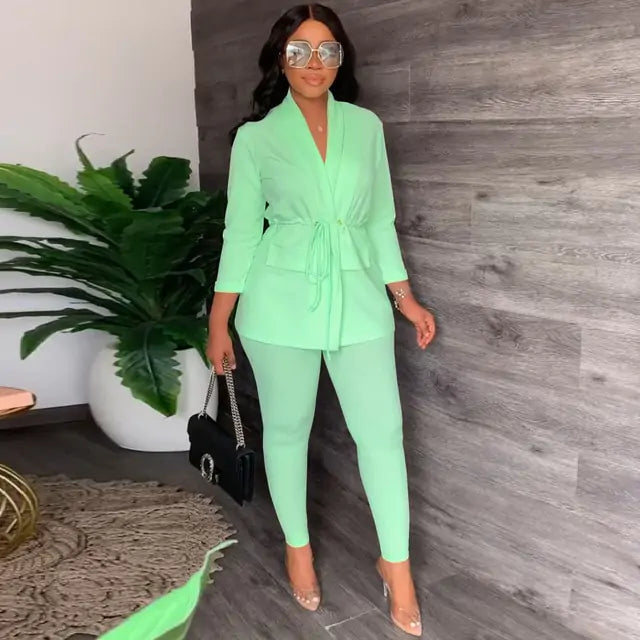 Conjunto de Camisa con Escote en V y Pantalones Ajustados